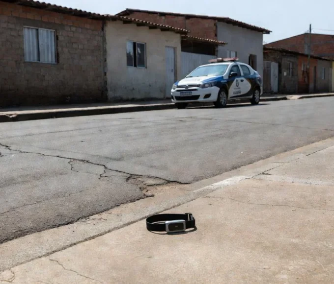 Viatura policial e tornozeleira em rua de Ceilândia após prisão