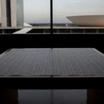 Gráfico comparativo de pesquisa eleitoral no DF com destaque para liderança