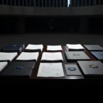 Documentos oficiais em mesa no Congresso Nacional em Brasília