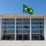 Campus da UnB em Brasília sob luz dramática, paleta escura e alto contraste