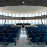 Prédio da CLDF em Brasília com gráfico comparativo de renovação